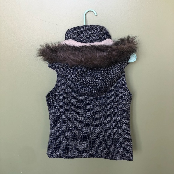Black and white hooded vest - Picture 4 of 8